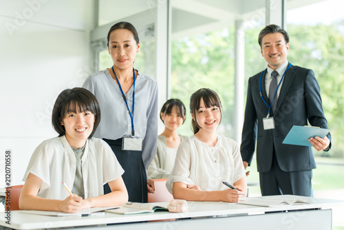 Elementary school children (education) and cram school teachers studying at cram schools/after-school programs, attending classes at school, and taking summer courses.