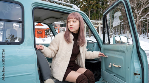 Obraz na płótnie 停めた車から降りようとする若い女性