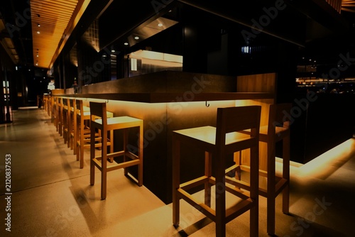 高級な日本料理店・鮨屋のカウンター	