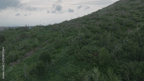 山の尾根を越えて遠くの空が見える風景