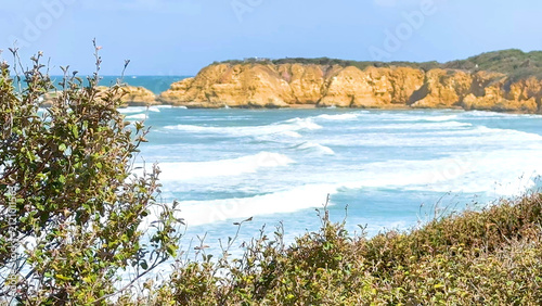 Foto Ocean Waves Crashing Against the Rugged Cliffs of Torquay Australia