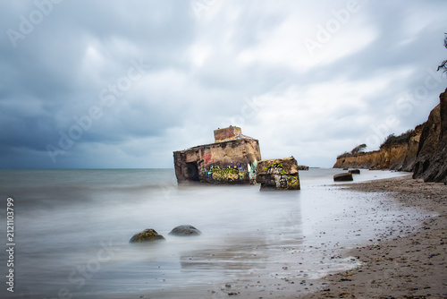 Blick zu einem Weltkriegsbunker an der Ostseeküste