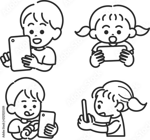 スマートフォンを操作する子どものイラスト素材セット　線画のみ