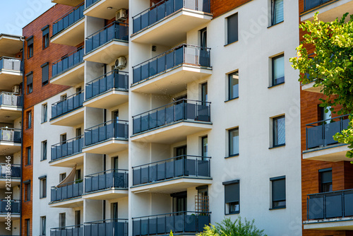 Fotografie Exterior of a modern multi-story residential apartment block featuring white pla