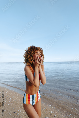 Fotografía Woman, beach, ocean, swimsuit, hands, face, striped, summer, shoreline, sky, cur