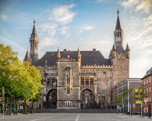 Foto Aachen City Hall (Aachener Rathaus) gothic building view from the market square