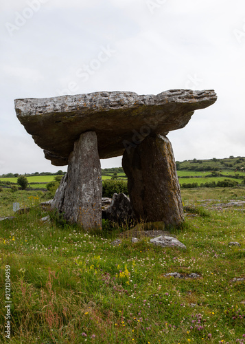 Konstfotografi Dolmen or cromlech, a Neolithic tomb in the Burren, County Clare, Ireland
