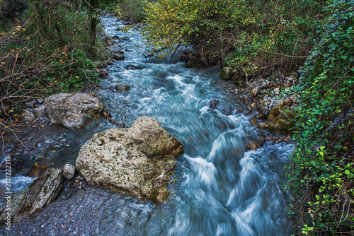Foto argentino torrent floowing along the trail which goes from the municipality of O