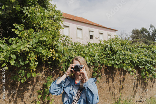 Touristin fotografiert mit analoger Kamera – Reisefotografie, Urlaub und authentisches Entdecken