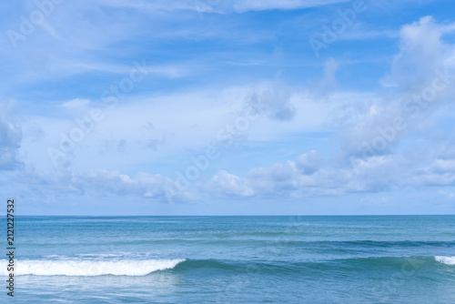 фотографія Deep blue sea with whitecap of wave into the coast and blue sky whit thin fluffy