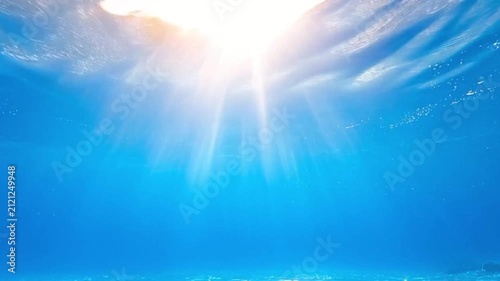 海中に差し込む太陽光の背景動画 ダイビング・マリンスポーツ向け