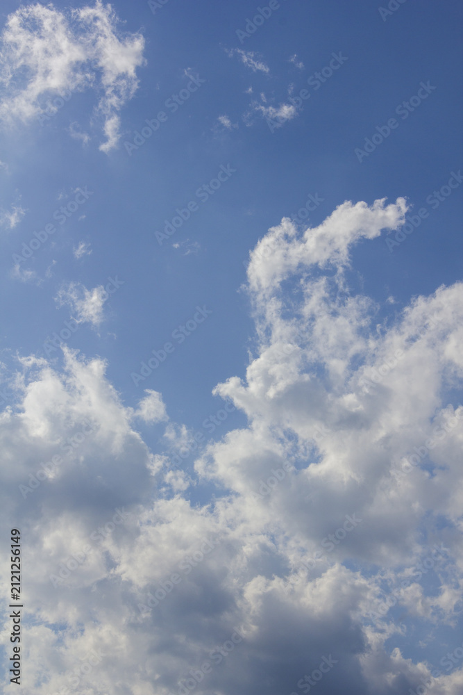 Foto It is a blue sky with clouds.