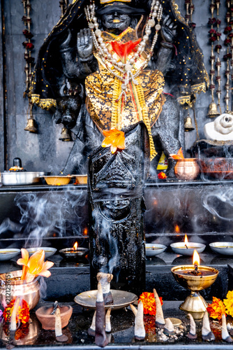 Fotografía Offerings and lights in a Hindu temple in Palampur, Himachal Pradesh, dedicated to Shani Dev