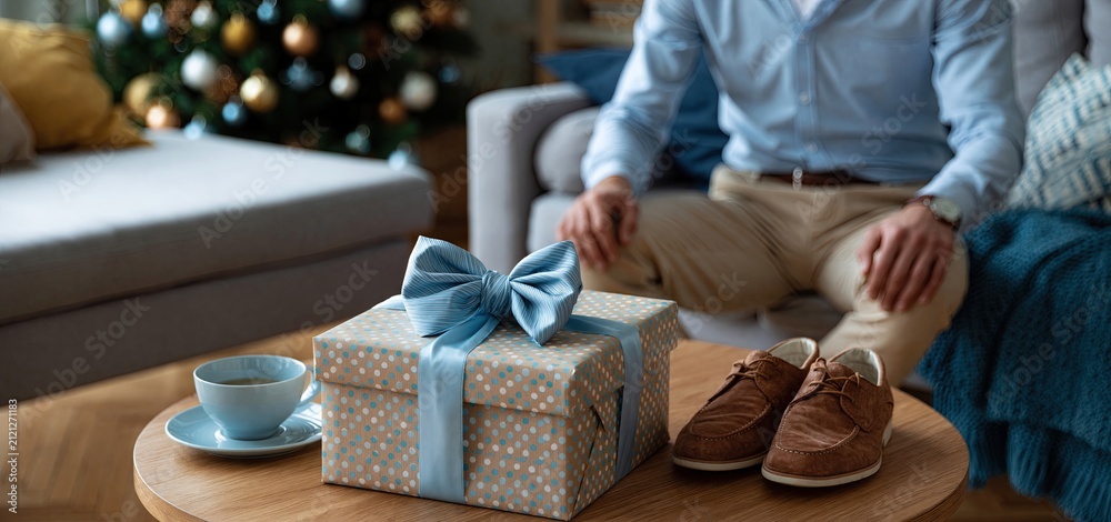 Obraz premium Cozy home decorated for Father’s Day with a stylish gift box and festive accents creating a joyful atmosphere.
