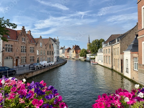Foto Scenic View of a Canal and Historic Buildings from a Bridge in Bruges, Belgium