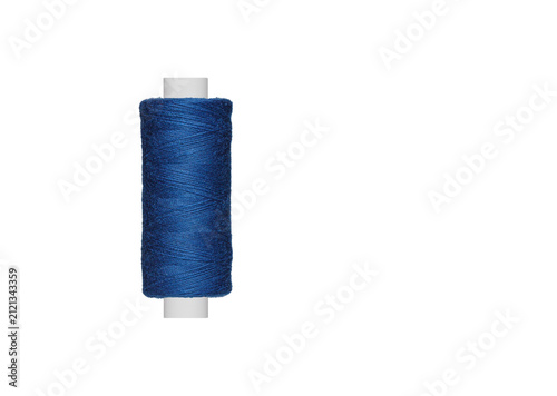 Fotografía blue spool of sewing thread isolated on white background close up