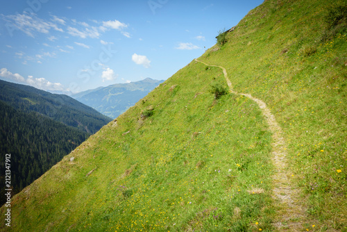 Ein gefährlicher Wanderweg an einem steilen Berghang