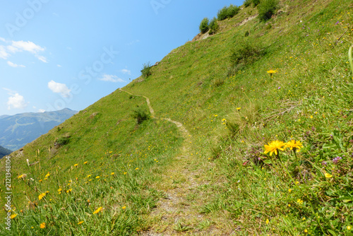 Ein gefährlicher Wanderweg an einem steilen Berghang