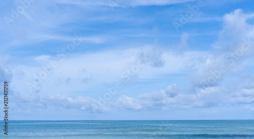 Foto Deep blue sea with whitecap of wave into the coast and blue sky whit thin fluffy