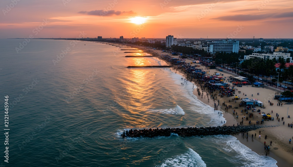 Obraz premium High angle view of busy rk beach at sunset in visakhapatnam with crowds along the coastline for a coastal tourism concept with golden light over ocean waves