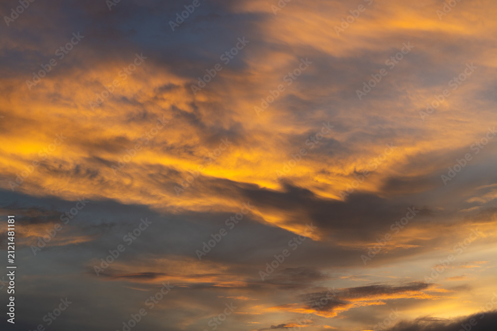 Fototapeta premium Golden Sunset Sky with Dramatic Clouds