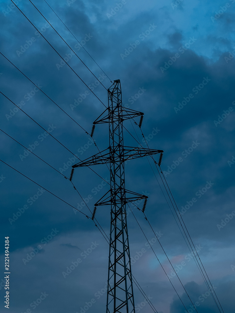 Foto Electricity pylon against a dramatic cloudy evening sky