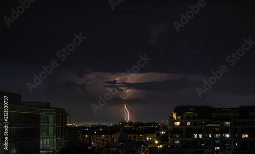 Foto Éclair frappant la ville sous un orage nocturne