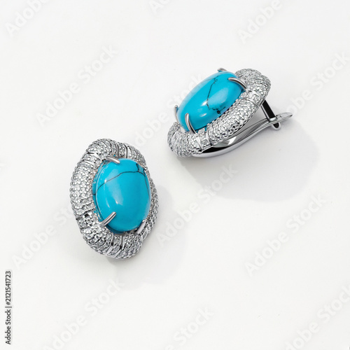 Foto Elegant Turquoise and Silver Earrings with Intricate Design Highlighting Chic Je