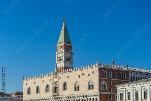 Принти на полотні Doge's Palace facade and St Mark's Campanile bell tower under clear blue sky in Venice, Italy