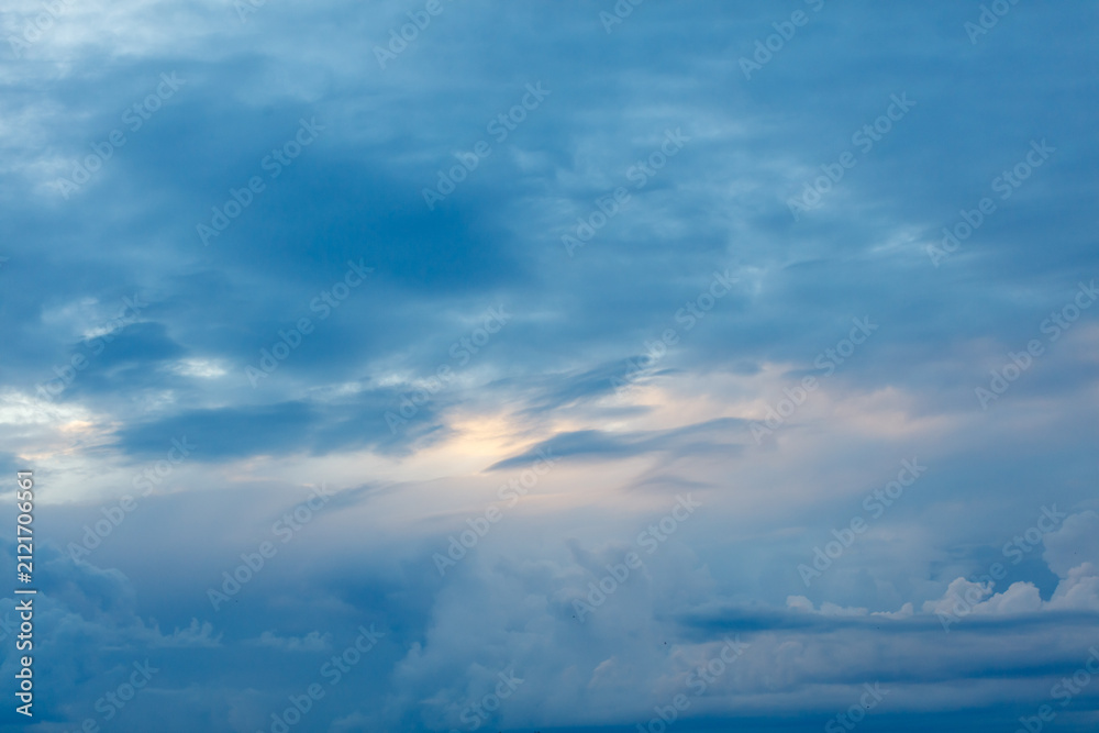 Obraz premium Soft blue clouds drift across the sky