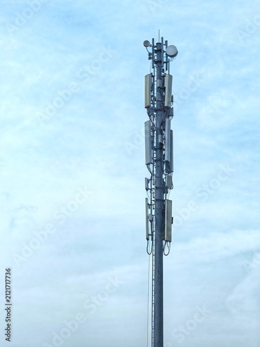Foto Cellular telecommunication tower antenna against sky background.