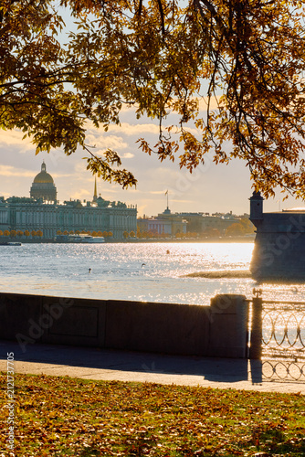 Foto Isaac cathedral, Winter Palace, picturesque metal railings with a double-headed eagle and the crown of the Russian Empire on embankment in St