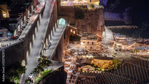 Foto High-angle aerial view of Meta beach and seaside resorts lit up at dusk along the Sorrento Peninsula, Italy