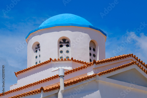 Fotografía Greek Orthodox church with blue dome and terracotta roof tiles