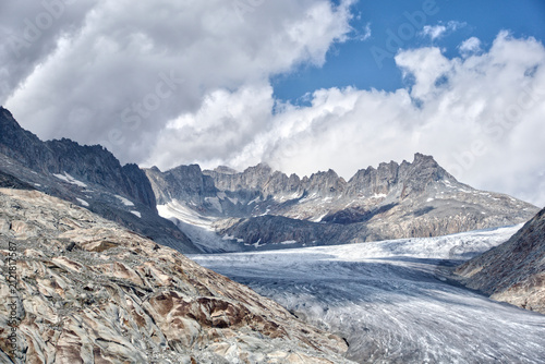 Quadro su tela Wide view of jagged peaks over the Rhone Glacier