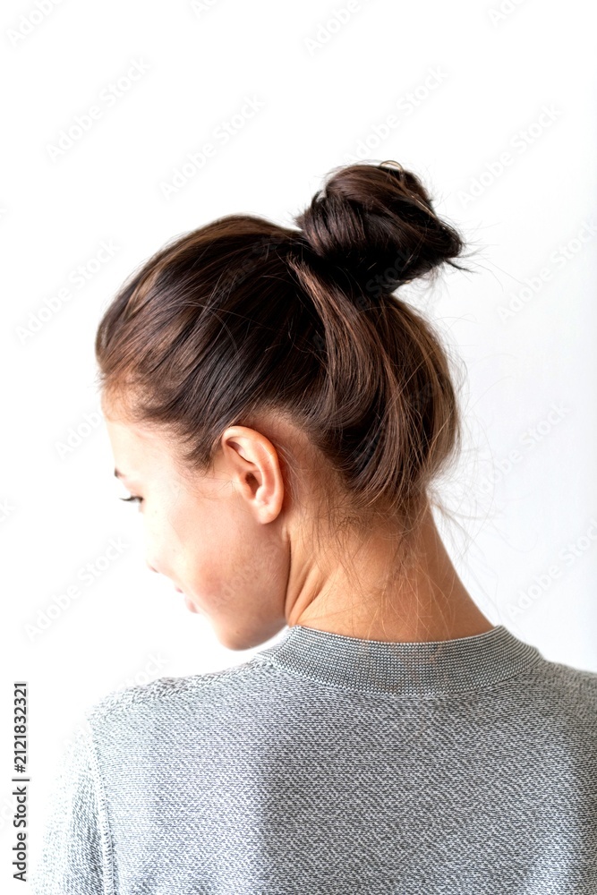 Obraz premium Woman's elegant messy bun hairstyle.