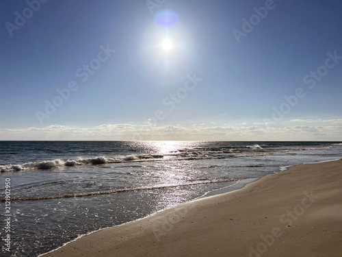 Fotografía 波間に反射する太陽光と砂浜に打ち寄せる波
