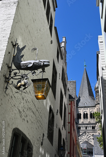 Alte Laterne an der Fassade eines Hauses in Köln, Deutschland