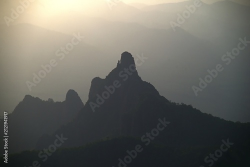 Obraz na płótnie Dramatic Mountain Peak Silhouette with Sun Rays in the Nilgiri Hills, India