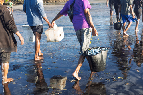 Fotografie The sea fishermen and the residents are equally happy, as the harvest of tembang