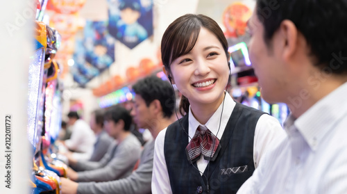 Plakat パチンコ店で笑顔で接客する女性のホールスタッフ