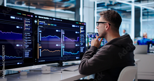 Foto Young IT Technician Tracks Real-time Server Performance