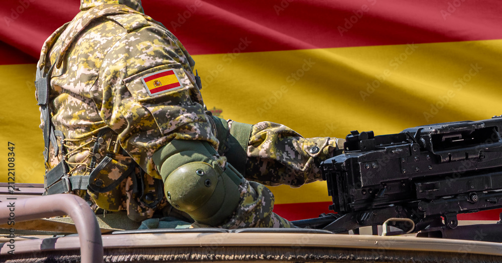 Obraz premium Spain flag with soldier at machinegun turret