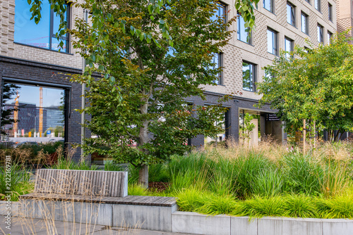 Obraz na plátne Residential building with landscaped courtyard