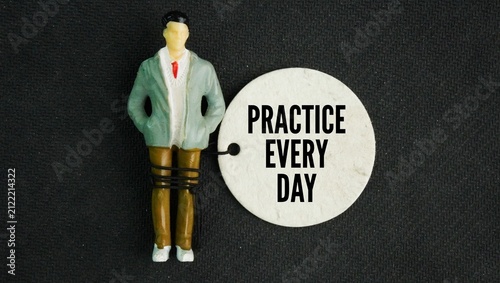 Foto Miniature people and tags with words of inspiration and motivation to succeed Practice every day