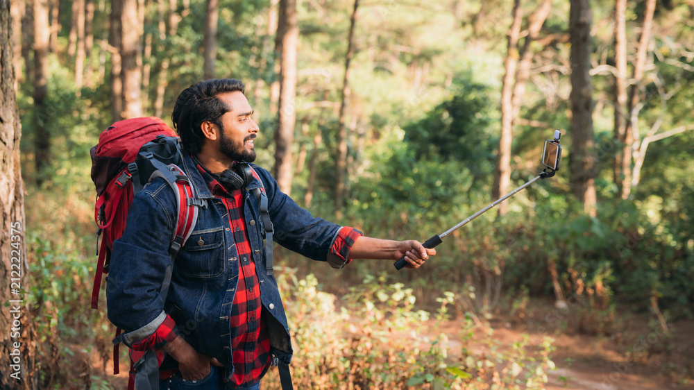 Fototapeta premium Tourists explore a scenic hiking trail surrounded by nature, taking in the vibrant sights and refreshing atmosphere of the outdoors