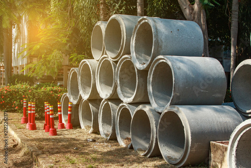 Foto Stacked concrete drainage pipes.