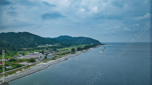 Fotografie 梅雨明け間近で大気に蒸気が満ちている富山県朝日町の境海岸周辺の風景