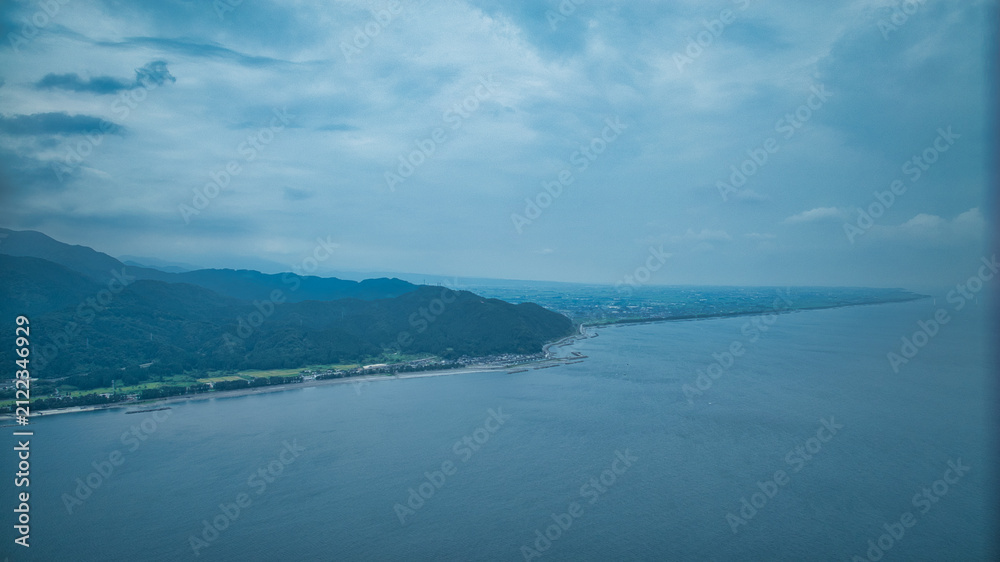 Fototapeta premium 梅雨明け間近で大気に蒸気が満ちている富山県朝日町の境海岸周辺の風景
