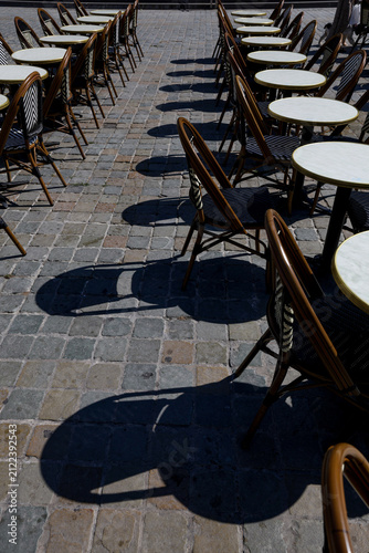 Ombre des chaises sur une terrasse de café. 
